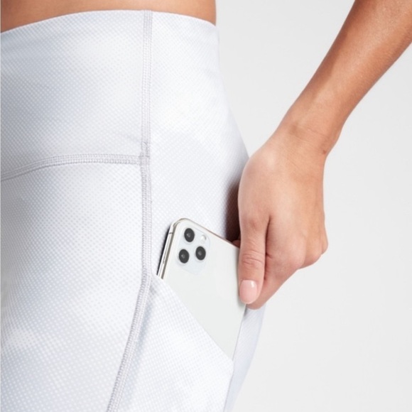ATHLETA Ultimate Stash Pocket Printed Capri - Picture 9 of 13